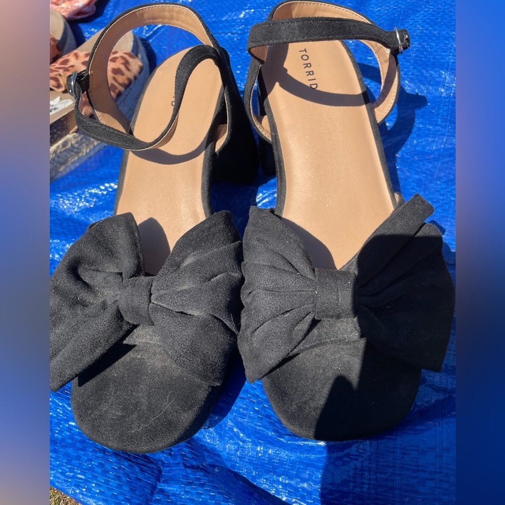 Wide width bow heels